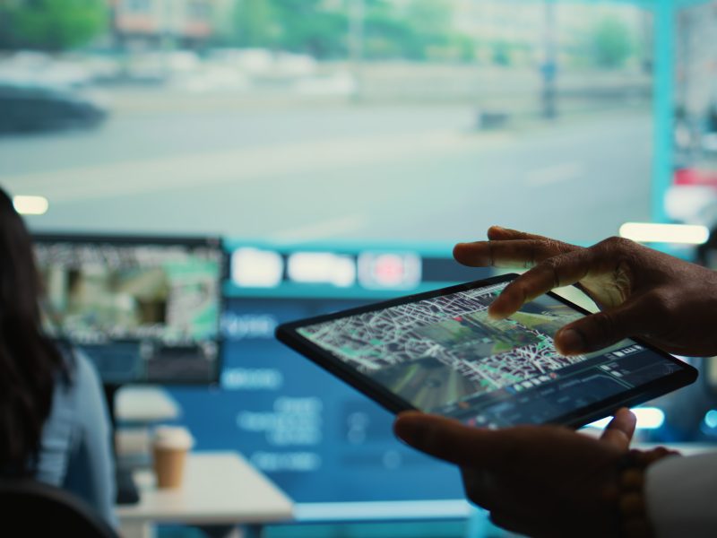 Person using positioning and navigation software on a tablet